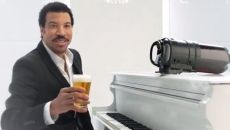 Lionel Ritchie drinks beer